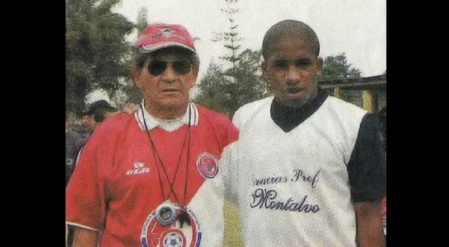Oscar Montalvo al lado de Jefferson Farfán, su descubridor en el fútbol 