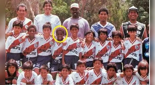 La 'Foca' con el plantel de jugador del Municipal en el campo del Huayna Cápac