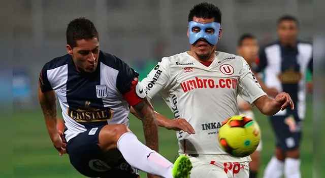 Walter Ibáñez y Hernan Rengifo disputan un balón en el clásico en el Estadio Nacional.