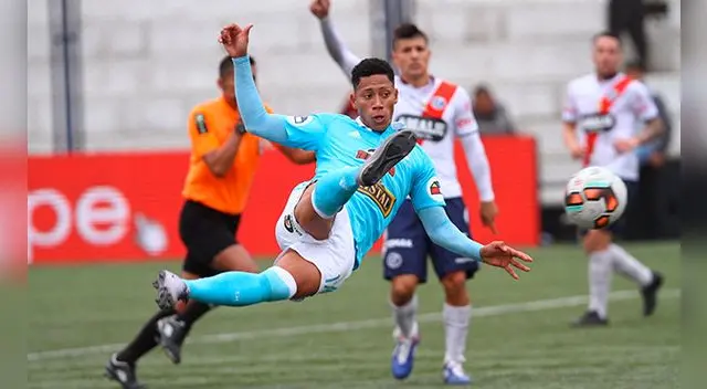 Ray Sandoval ensaya una tijera ante Deportivo Municipal. Ray Sandoval ensaya una tijera ante Deportivo Municipal.