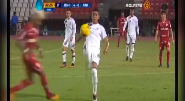 Sergio Peña controla el balón ante Alexi Gómez. Sergio Peña controla el balón ante Alexi Gómez.