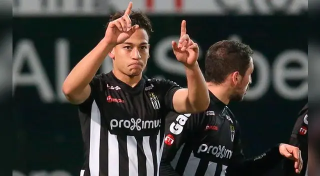 Cristian Benavente celebra un gol con el Sporting Charleroi.