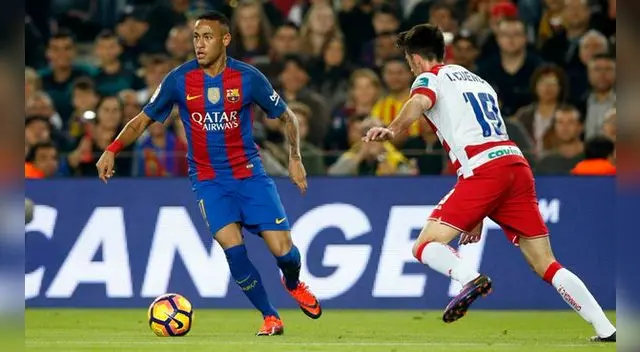 Neymar controla un balón ante la mirada de Isaac Cuenca. Neymar controla un balón ante la mirada de Isaac Cuenca.