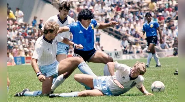 Maradona supera a dos rivales de Inglaterra en su histórico partido en el Mundial México '86. Maradona supera a dos rivales de Inglaterra en su histórico partido en el Mundial México '86.