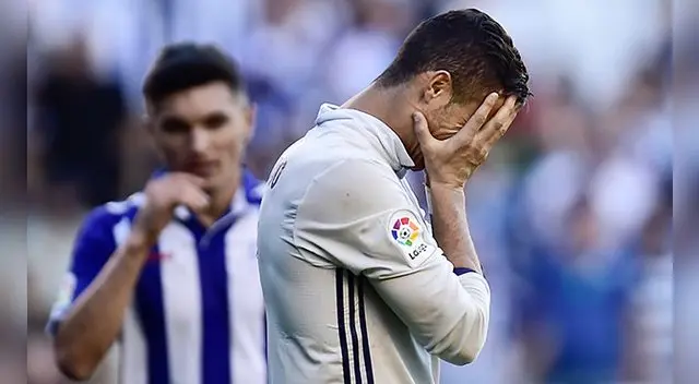 Cristiano Ronaldo se lamenta tras fallar un penal ante el Alavés. Cristiano Ronaldo se lamenta tras fallar un penal ante el Alavés.