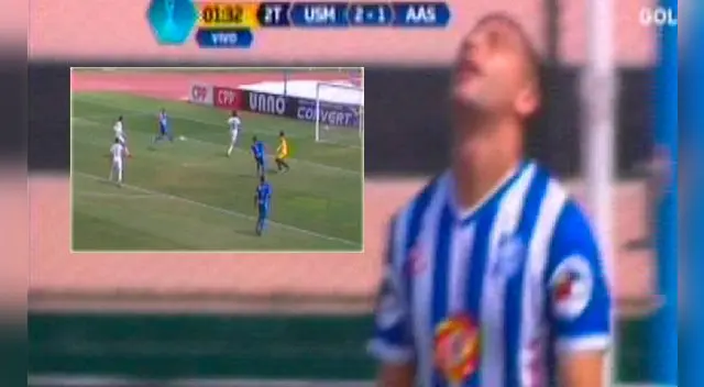 Juan Vélez se lamenta el gol cantado que falló ante San Martín.