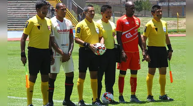 Miguel Santivañez, su terna y los capitanes antes del inicio del Sport Huancayo-Universitario.