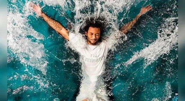 Marcelo luciendo la camiseta confeccionada con residuos de plástico sacados del mar. 