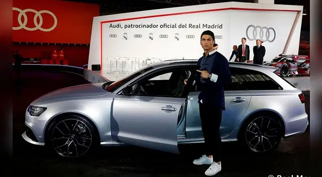 Cristiano Ronaldo luce su nueva "caña". Tendrá uno más para su colección. Cristiano Ronaldo luce su nueva "caña". Tendrá uno más para su colección.