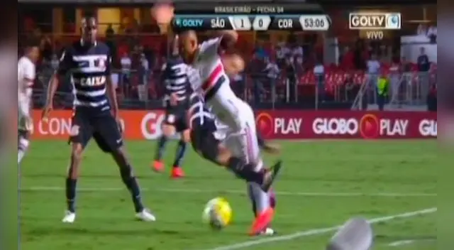 Christian Cueva casi lesiona en el Sao Paulo vs. Corinthians. Christian Cueva casi lesiona en el Sao Paulo vs. Corinthians.