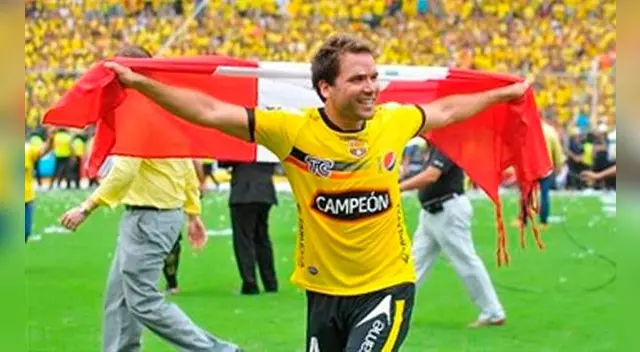 Renzo Revoredo celebrando el título que ganó con el Barcelona de Ecuador en 2012. Renzo Revoredo celebrando el título que ganó con el Barcelona de Ecuador en 2012.