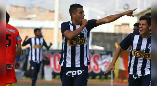 Paulo Albarracín celebra un gol a Sport Huancayo en 2015.