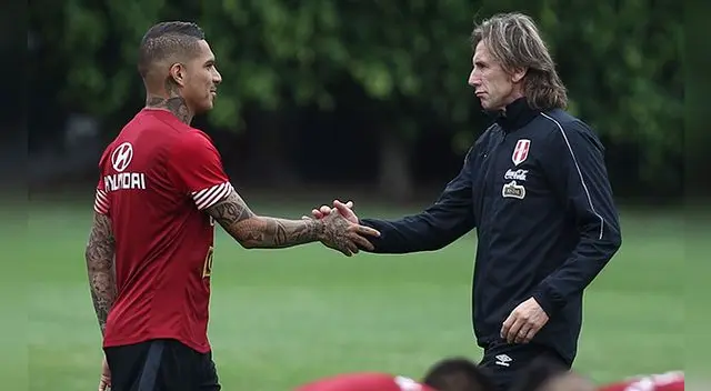 Paolo Guerrero saluda a Ricardo Gareca en un entrenamiento de la Selección Peruana. Paolo Guerrero saluda a Ricardo Gareca en un entrenamiento de la Selección Peruana.