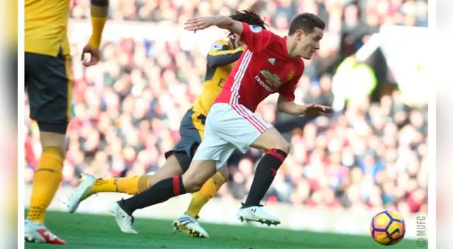Manchester United vs. Arsenal EN VIVO: Ander Herrera maneja el balón Manchester United vs. Arsenal EN VIVO: Ander Herrera maneja el balón