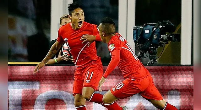 Raúl Ruidíaz celebra su gol a Brasil con Christian Cueva. Raúl Ruidíaz celebra su gol a Brasil con Christian Cueva.
