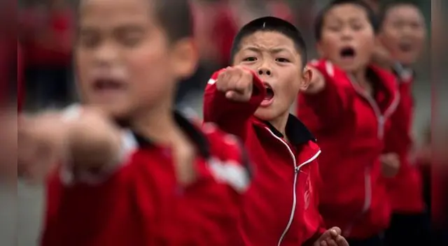 Los niños chinos durante su entrenamiento de Kung-Fu antes de la práctica de fútbol.