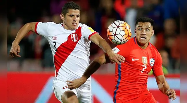 Aldo Corzo disputa un balón con Alexis Sánchez. Aldo Corzo disputa un balón con Alexis Sánchez.