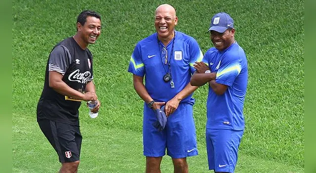 Roberto Mosquera bromea con Juan Jayo y Nolberto Solano en un entrenamiento en la Videna.