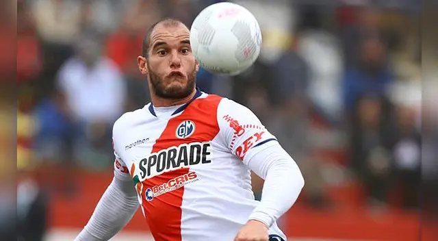 Adrián Zela controla un balón en el Municipal-Alianza Atlético por el Torneo Clausura.