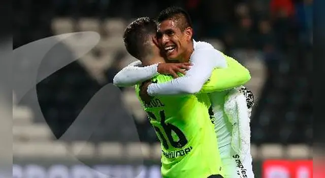 Paolo Hurtado celebra la clasificación con el arquero del Vitória. Paolo Hurtado celebra la clasificación con el arquero del Vitória.