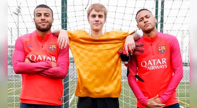 Justin Bieber visitó al FC Barcelona y entrenó junto a Neymar y Rafinha. Justin Bieber visitó al FC Barcelona y entrenó junto a Neymar y Rafinha.