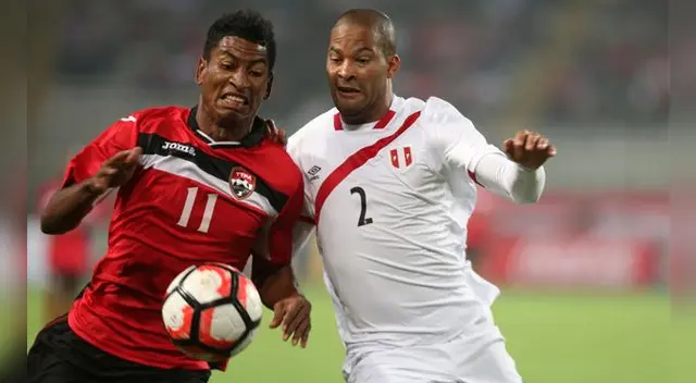 Alberto Rodríguez disputa un balón con un rival en el amistoso Perú-Trinidad y Tobago.