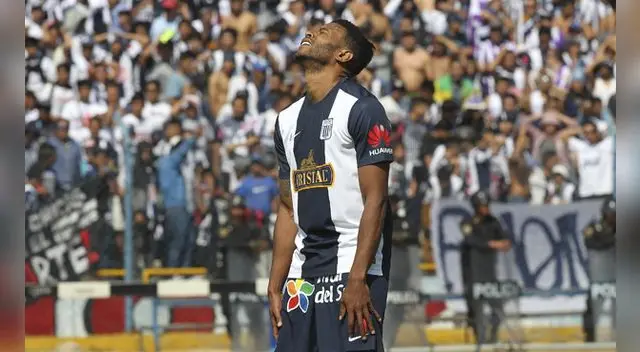 Lionard Pajoy se lamenta de una ocasión fallada ante Sport Huancayo.
