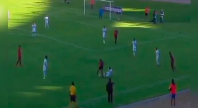 En el Melgar vs. Juan Aurich, Juan Morales hizo criminal falta sobre Alexis Arias en las Liguillas 2016.