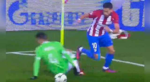 Yannick Carrasco supera con su espectacular regate a Santiago Arias.