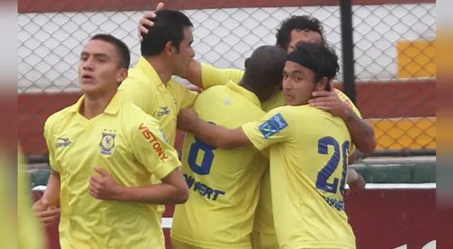 Gary Correa celebra un gol suyo a la San Martín con sus compañeros.