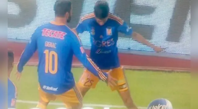  En el partido de los cuartos de final, el equipo de Tigres de México logró un buen gol y Damm lo celebró como Cristiano Ronaldo.