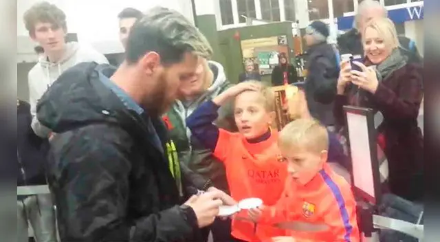 Un niño no puede con su felicidad tras conocer a Lionel Messi. Un niño no puede con su felicidad tras conocer a Lionel Messi.