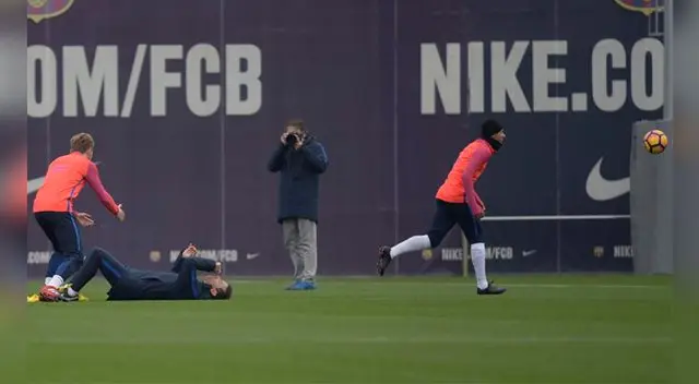 Juan Carlos Unzué tendido tras un golpe sin intención de Neymar durante el entrenamiento. Juan Carlos Unzué tendido tras un golpe sin intención de Neymar durante el entrenamiento.