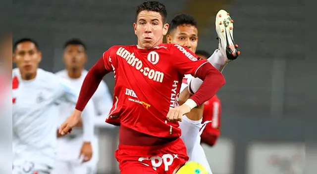 Adrián Ugarriza y Renzo Garcés disputan un balón en un Universitario-San Martín.