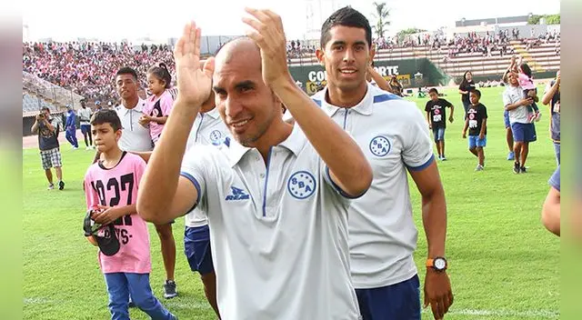 Rainer Torres saluda a la hinchada en la presentación del Sport Boys 2016. Rainer Torres saluda a la hinchada en la presentación del Sport Boys 2016.