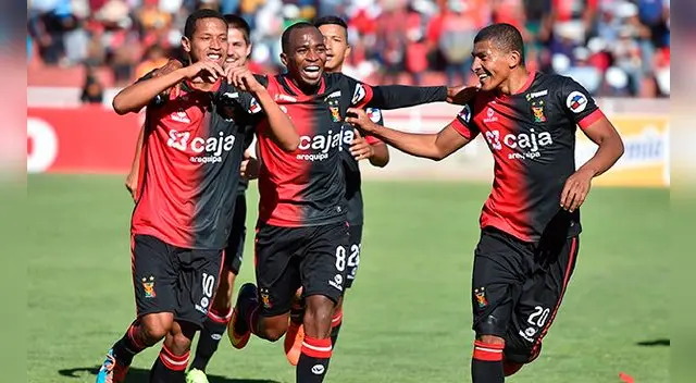 Alexander Sánchez celebra un gol a Sporting Cristal con sus compañeros. Alexander Sánchez celebra un gol a Sporting Cristal con sus compañeros.