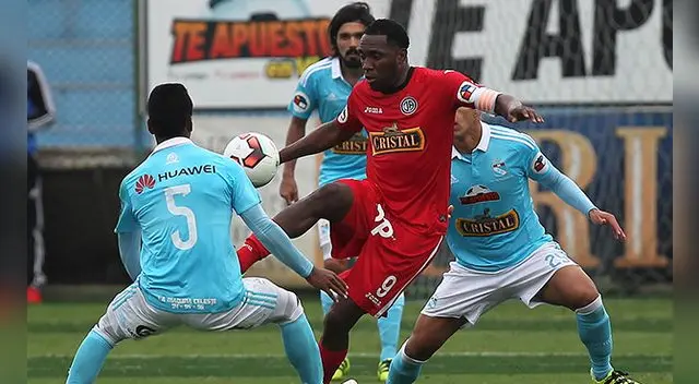 Luis Tejada controla el balón ante Pedro Aquino y Luis Abram. Luis Tejada controla el balón ante Pedro Aquino y Luis Abram.