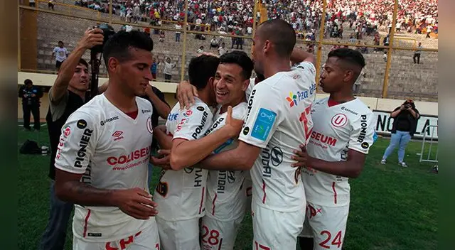 Los jugadores de Universitario celebran un gol en el Monumental.