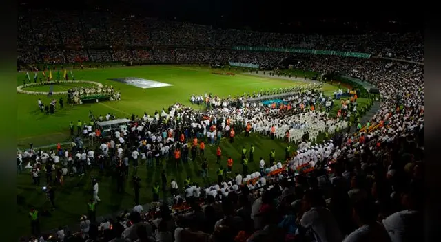 Atlético Nacional rindió homenaje a Chapecoense en el estadio Atanasio Giradot.