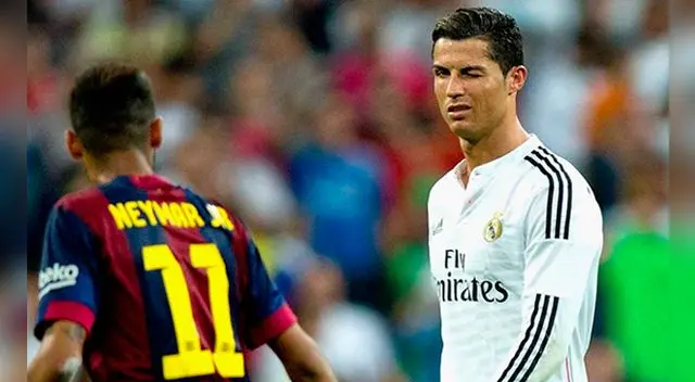 Cristiano Ronaldo le hace un giño a Neymar en un Clásico. Cristiano Ronaldo le hace un giño a Neymar en un Clásico.