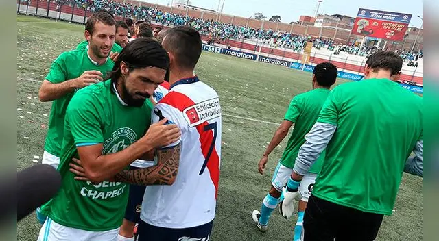 Jorge Cazulo saluda a un futbolista del Municipal antes de la primera semifinal de los Playoff.