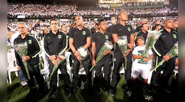 Reinaldo Rueda y los jugadores del Atlético Nacional durante el homenaje al Chapecoense.