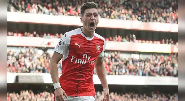 Mesut Ozil celebra un gol al Swansea City en la Premier League.