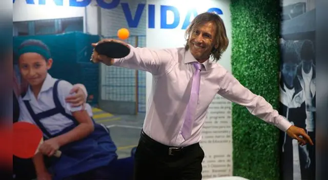 Ricardo Gareca jugando ping pong en el CADE 2016.