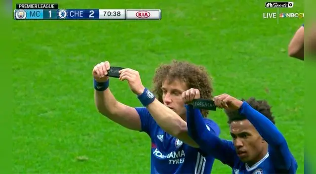 Willian junto a a David Luiz le rinden homenaje al Chapecoense.