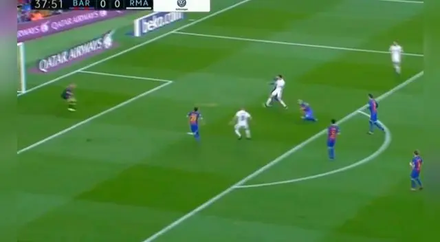 Cristiano Ronaldo dejó en ridículo a Javier Mascherano con una huacha, aunque definió a las manos de Ter Stegen. Cristiano Ronaldo dejó en ridículo a Javier Mascherano con una huacha, aunque definió a las manos de Ter Stegen.