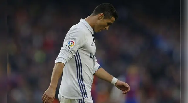 Cristiano Ronaldo se lamenta de una acción en el Camp Nou. Cristiano Ronaldo se lamenta de una acción en el Camp Nou.