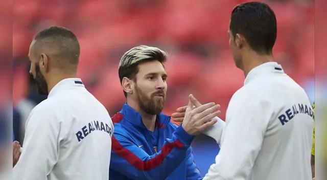 Lionel Messi y Cristiano Ronaldo se saludan antes del Clásico.