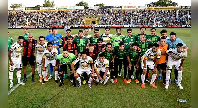 Jugadores del San Lorenzo y Olimpo posaron para la foto en honor a Chapecoense  Jugadores del San Lorenzo y Olimpo posaron para la foto en honor a Chapecoense