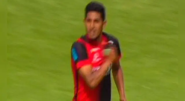 Alexis Arias le hace este gesto a la hinchada de Melgar tras el 2-2.